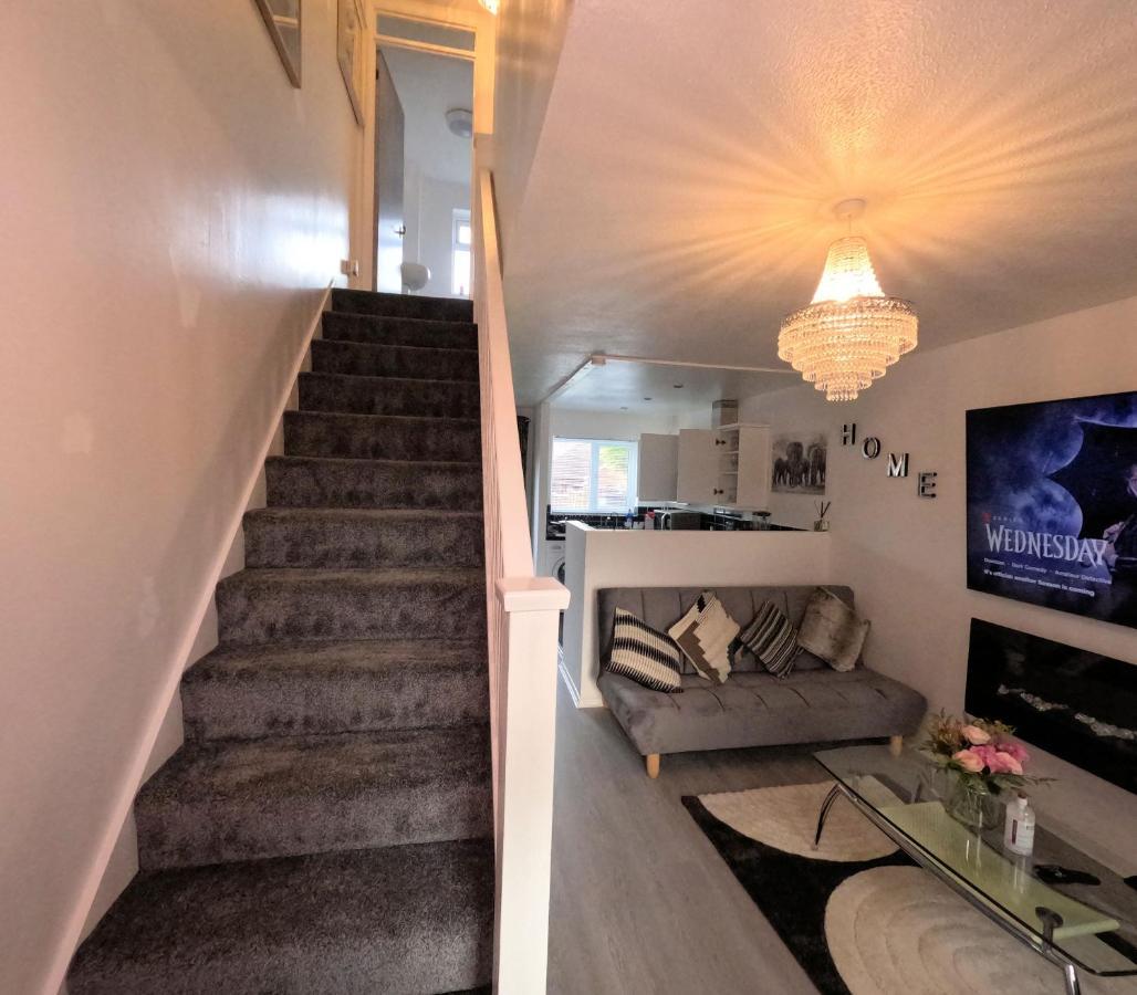 Milton Keynes Luxury Short Stay House With Wifi And Free Parking Wolverton  Exterior photo