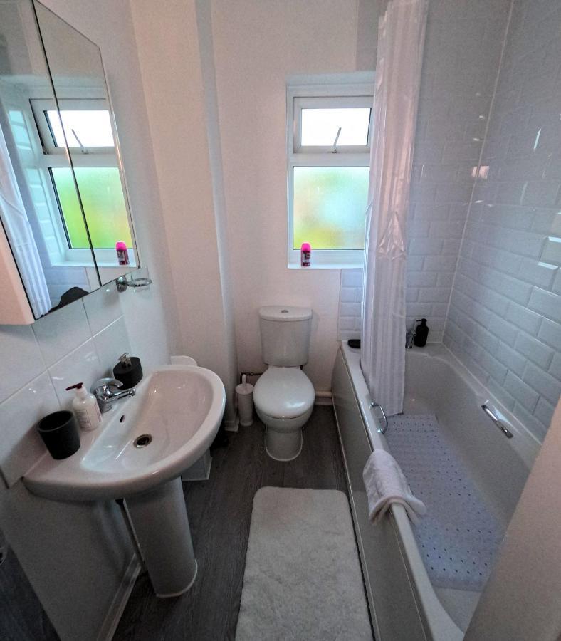 Milton Keynes Luxury Short Stay House With Wifi And Free Parking Wolverton  Exterior photo